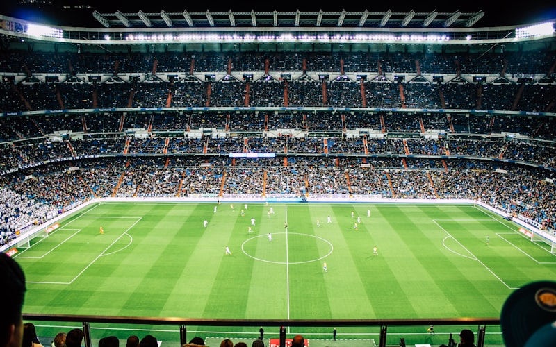 足球战术板展示4-3-3与3-5-2阵型对比分析